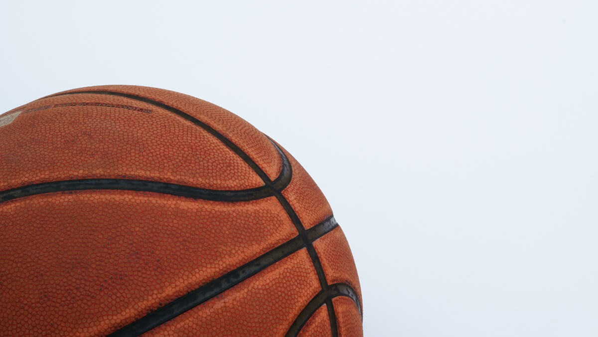 Historia kultowych butów do koszykówki - od Jordanów po nowe technologie